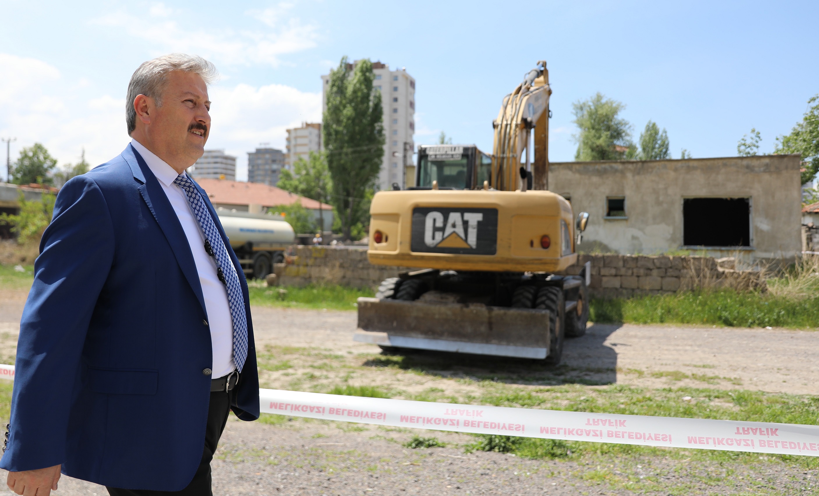 MELİKGAZİ'DE KENT ESTETİĞİNİ BOZAN VE GÜVENLİĞİ TEHDİT EDEN METRUK YAPILAR YIKILDI