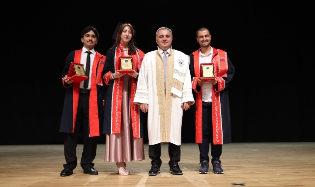 EDEBİYAT FAKÜLTESİNDE 421 ÖĞRENCİ MEZUN