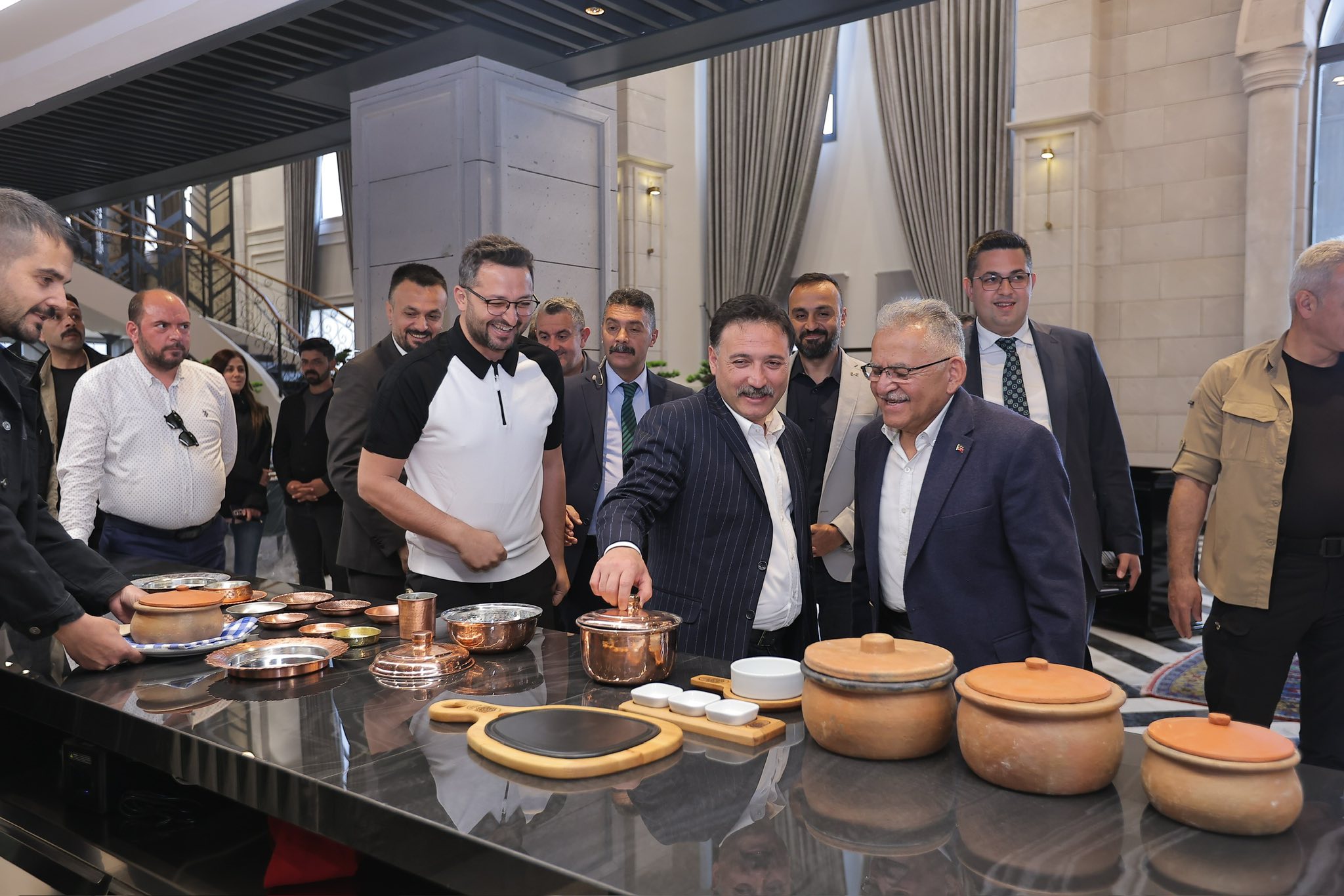 VALİDEN ÖVGÜLER YAĞDI