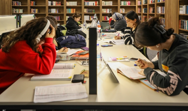 KÜTÜPHANEDE 7- 24 FARKI