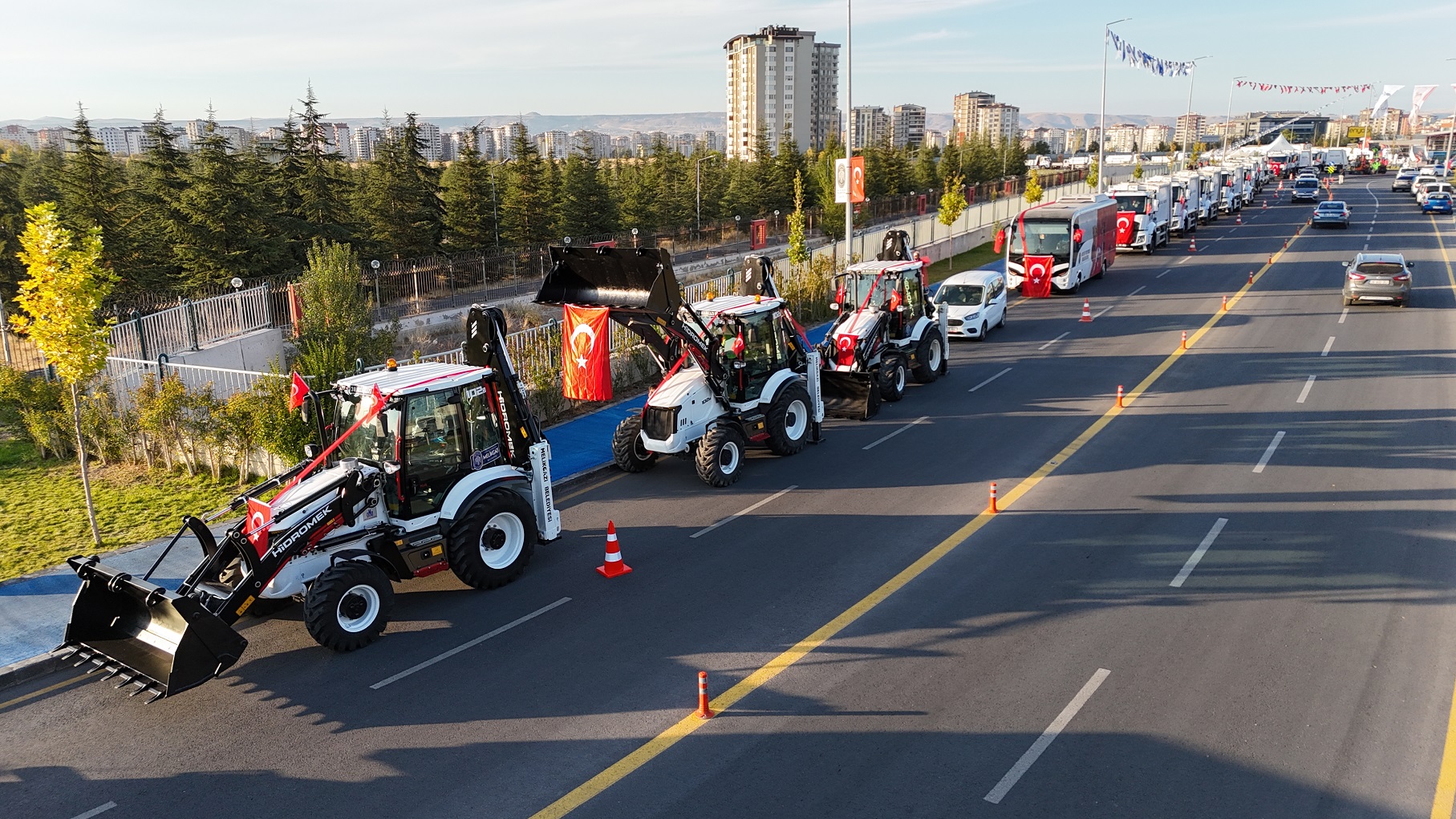 MELİKGAZİ’NİN ULAŞIMA KAZANDIRDIĞI ALBAYRAK CADDESİ AÇILDI, 242 MİLYONLUK YENİ ARAÇLAR DA TANITILDI