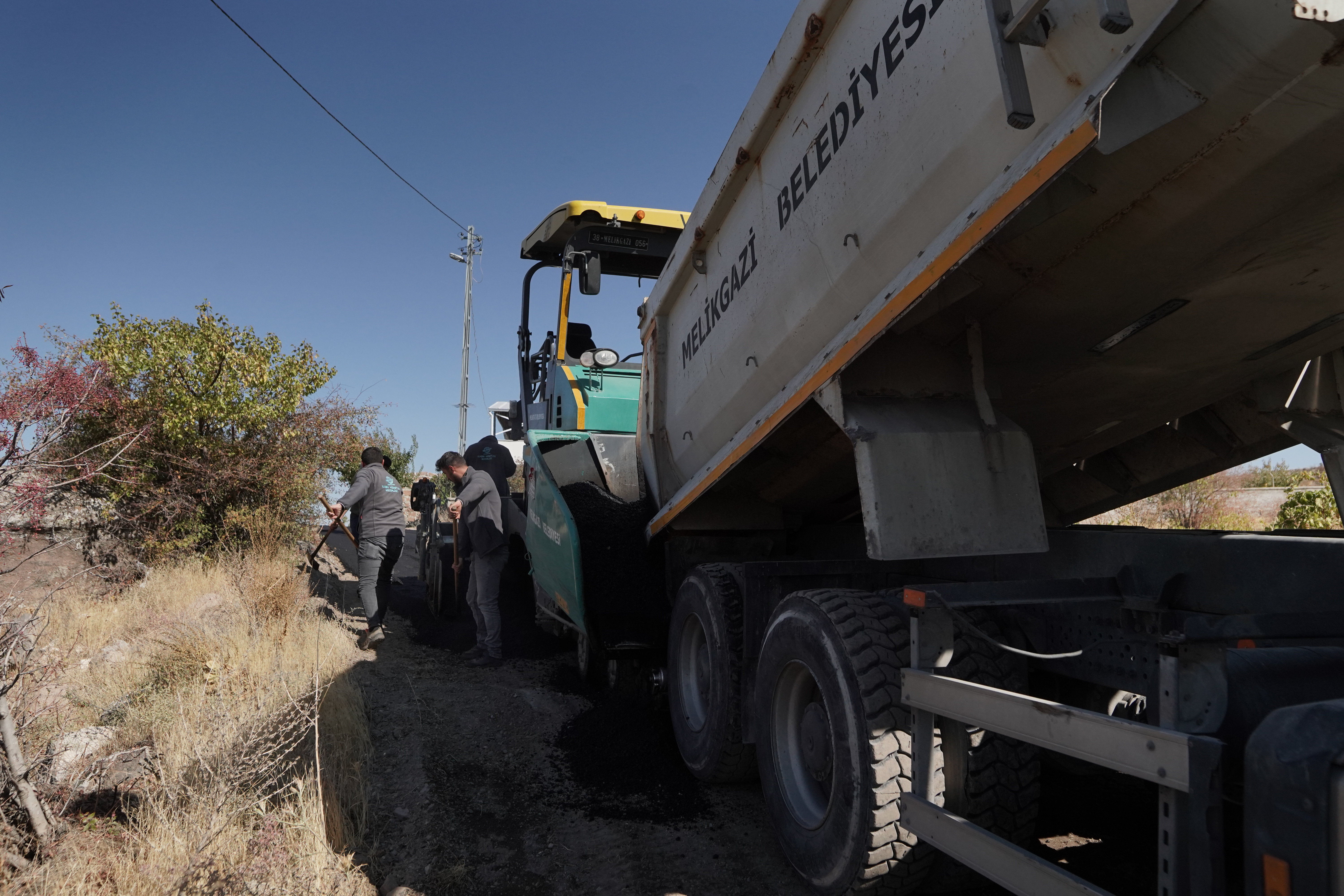 MELİKGAZİ BELEDİYESİ MİMARSİNAN MAHALLESİ’NDE KAPSAMLI ASFALT ÇALIŞMALARI GERÇEKLEŞTİRİYOR