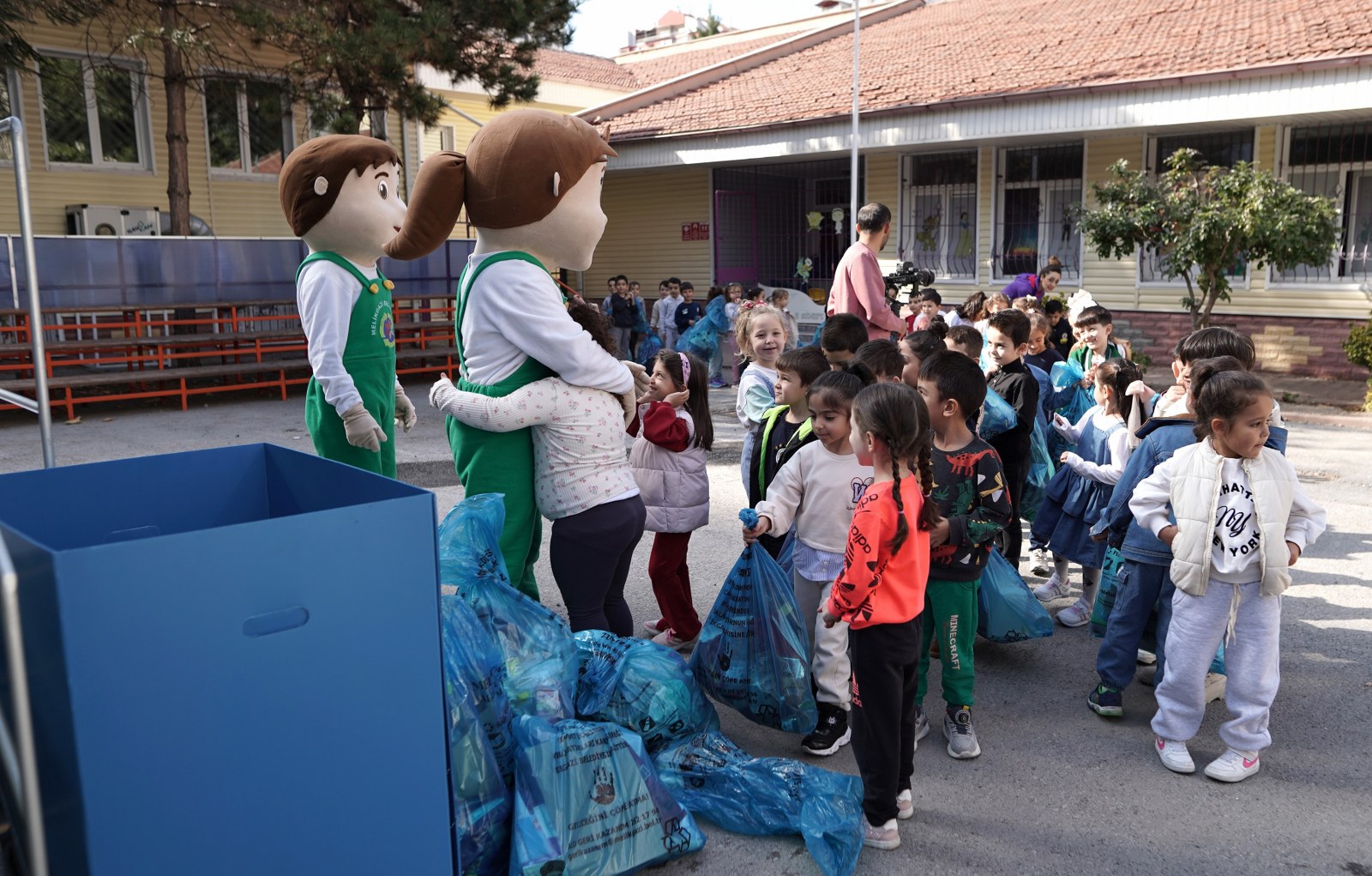 MELİKGAZİ BELEDİYESİ, MOBİL SIFIR ATIK TOPLAMA VE EĞİTİM ARACI İLE EĞİTİMİ ÖĞRENCİLERİN AYAĞINA GÖTÜRÜYOR