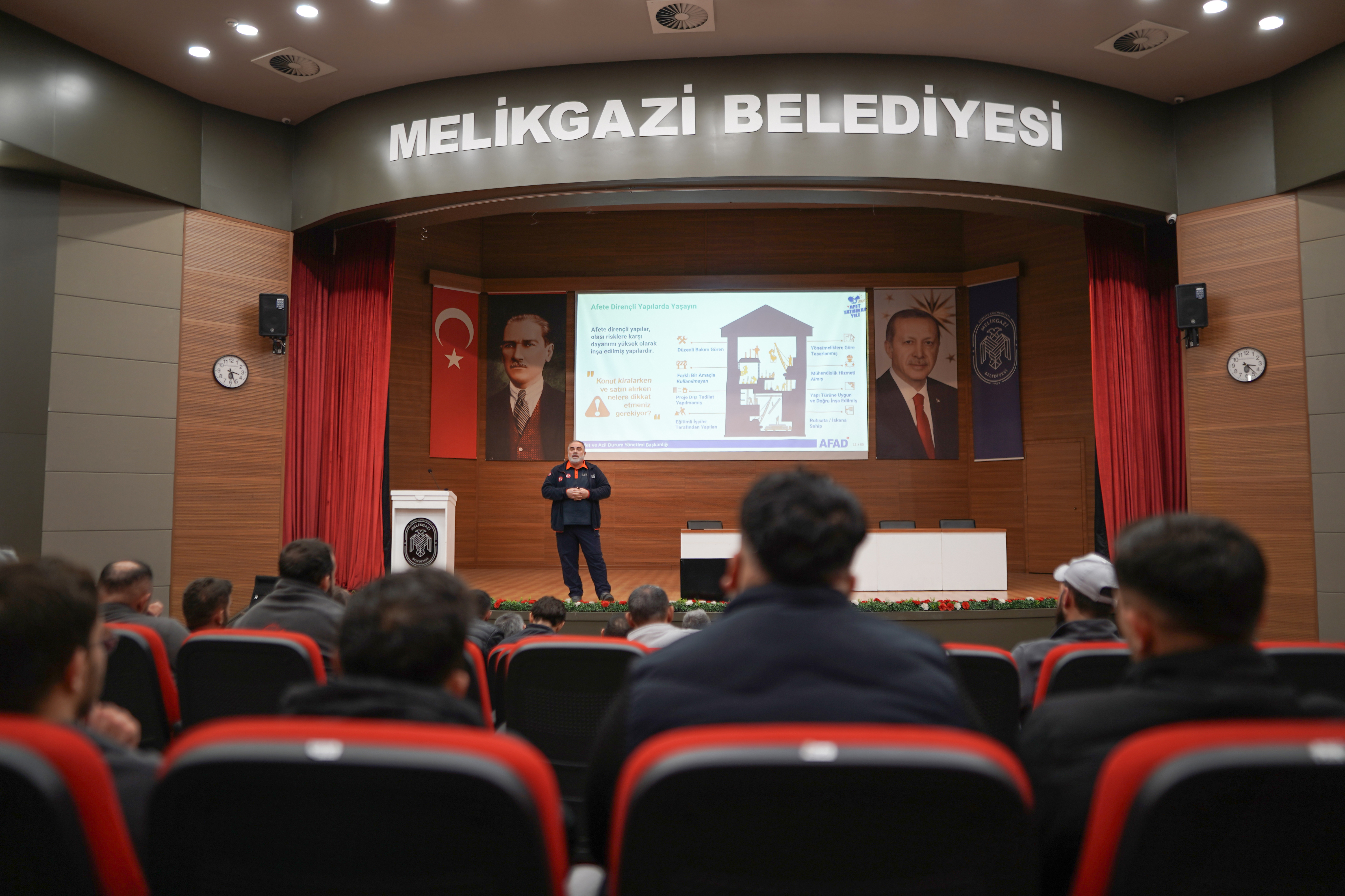 AFETLERE KARŞI DAHA BİLİNÇLİ OLUNMASI İÇİN MELİKGAZİ PERSONELİNE EĞİTİM VERİLDİ