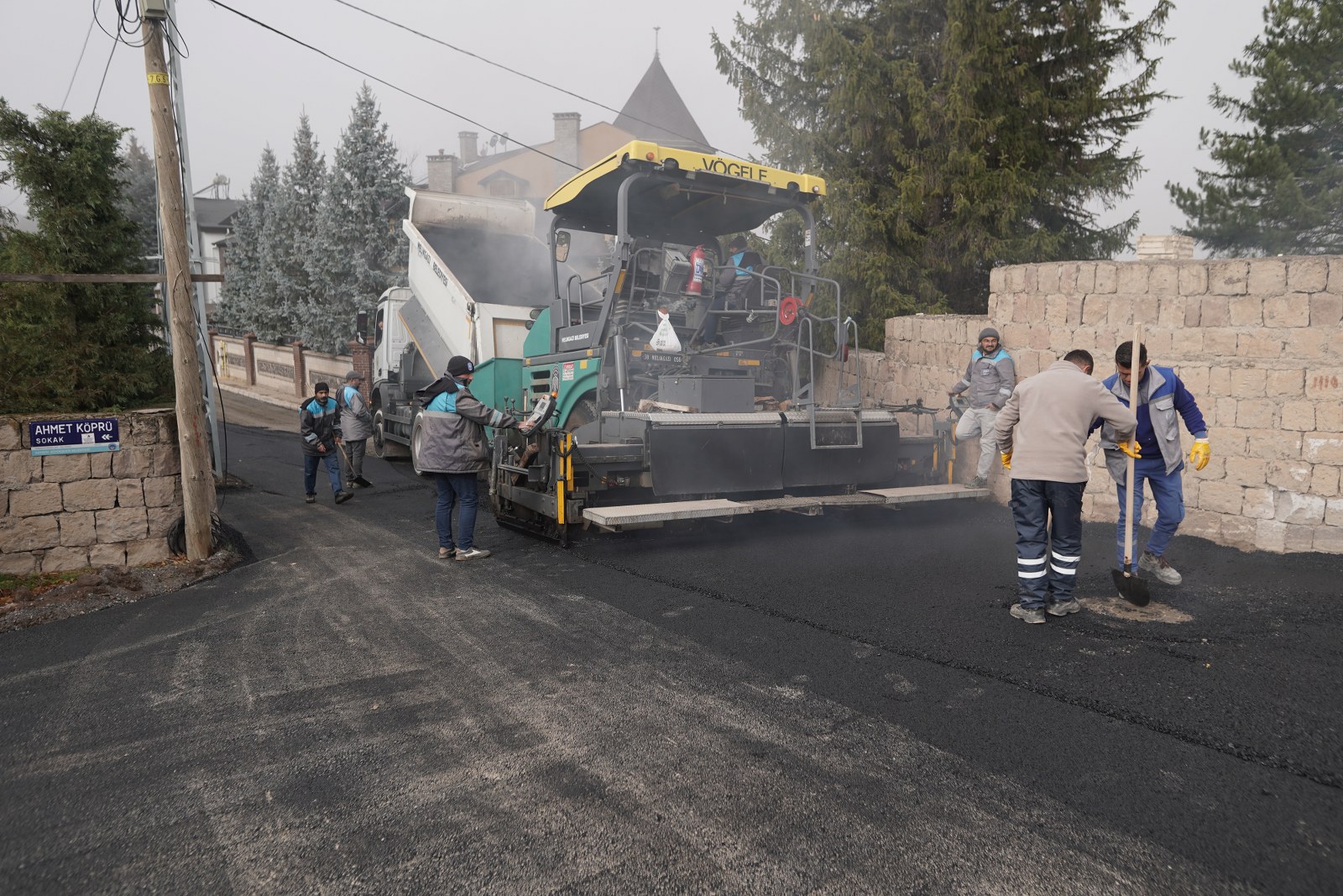 MELİKGAZİ, YOL ÇALIŞMALARI İLE ULAŞIMI DAHA KONFORLU HALE GETİRİYOR