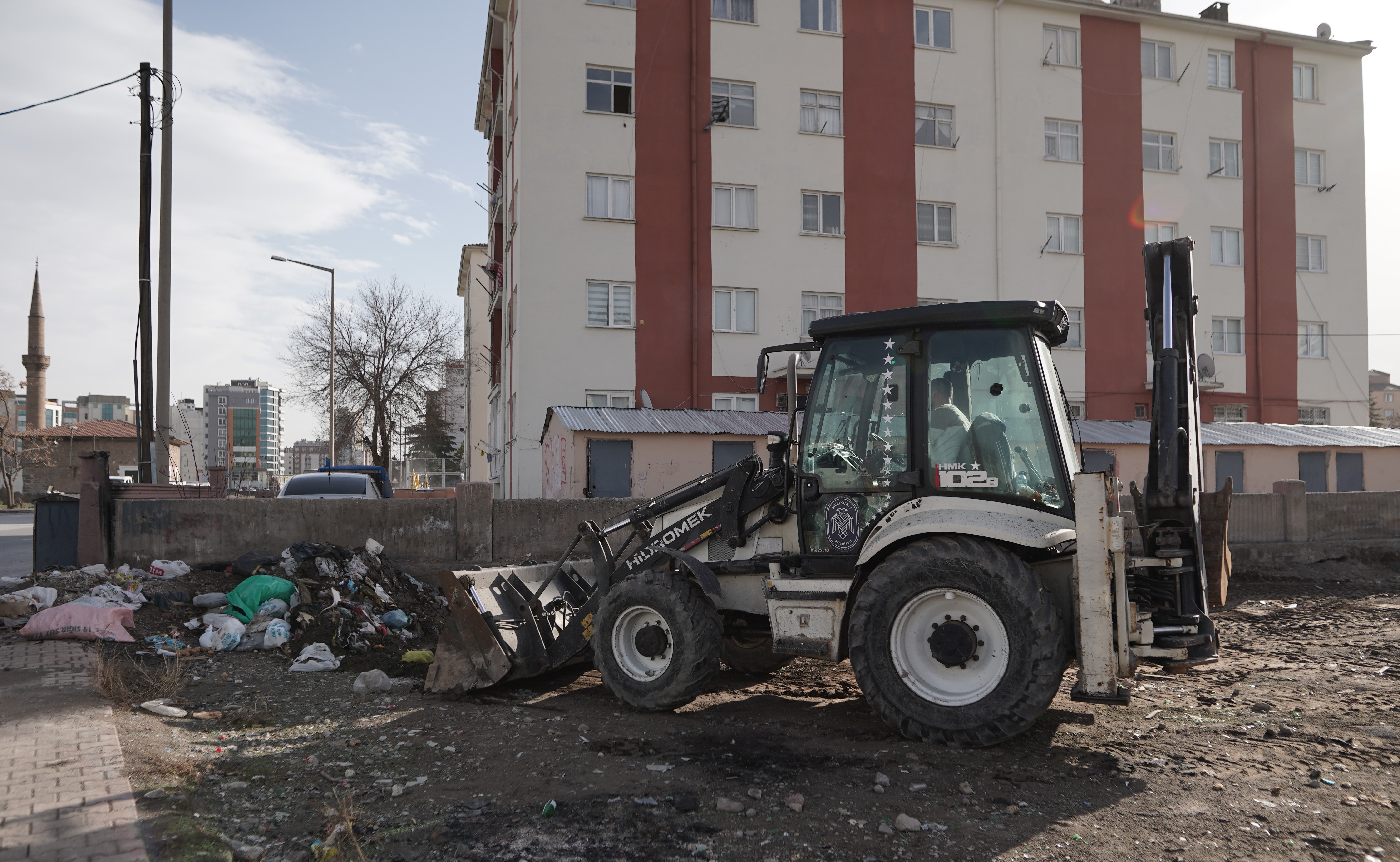MELİKGAZİ’DE ŞİDDETLİ RÜZGARIN ETKİLERİ TEMİZLENDİ