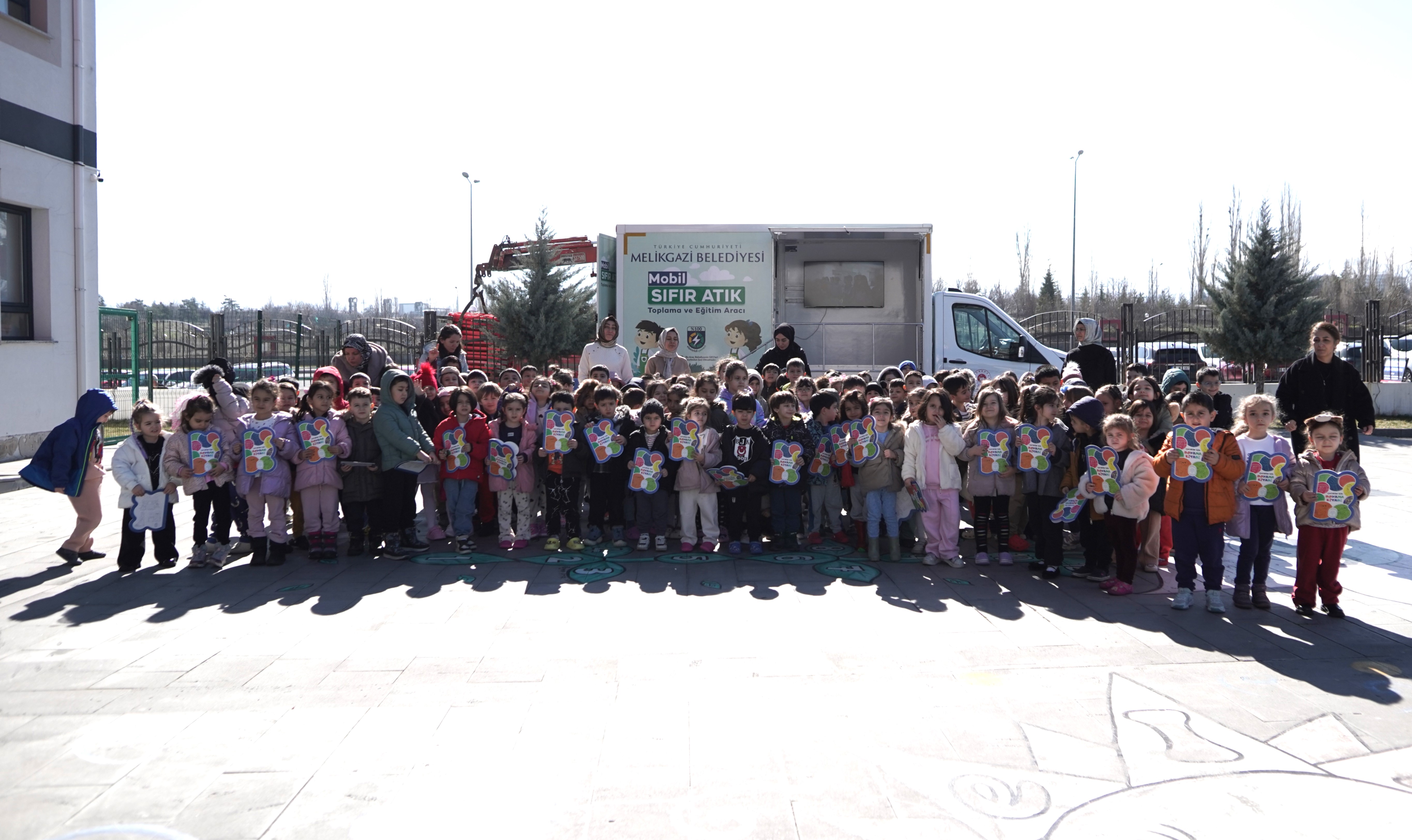 MELİKGAZİ, “MOBİL SIFIR ATIK TOPLAMA VE EĞİTİM ARACI” İLE OKULLARDA ÇEVRE BİLİNCİ AŞILIYOR
