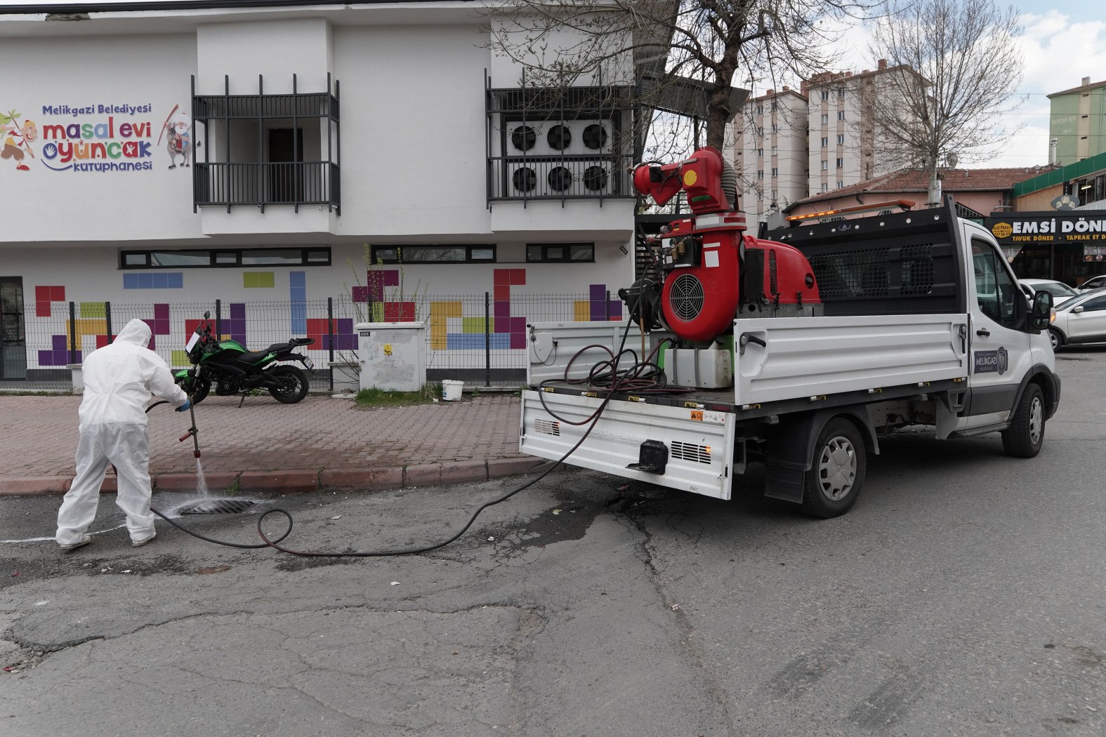 MELİKGAZİ’DE HAŞERESİZ VE SİVRİSİNEKSİZ BİR YAZ İÇİN İLAÇLAMA YAPILDI