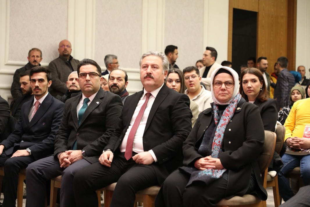 MİLLETVEKİLİ AYŞE BÖHÜRLER MEKTEP MELİKGAZİ'DE GENÇLERLE SÖYLEŞİ YAPTI