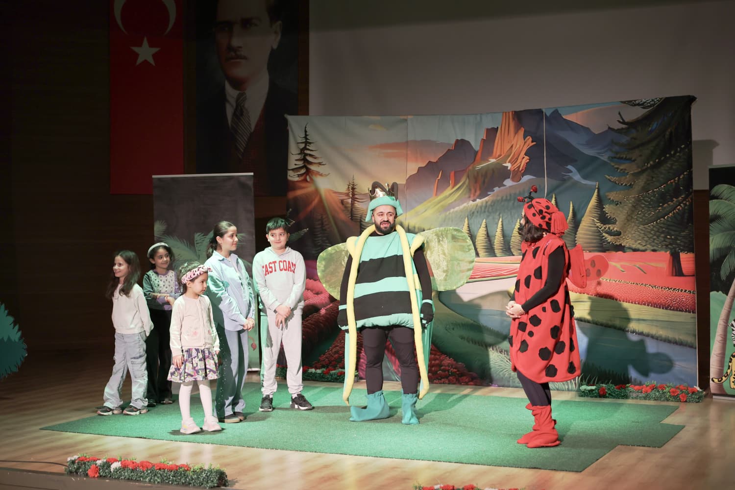 'ORMANLAR KRALI AĞUSTOS BÖCEĞİ' OYUNU MELİKGAZİ’DE ÇOCUKLARLA BULUŞTU