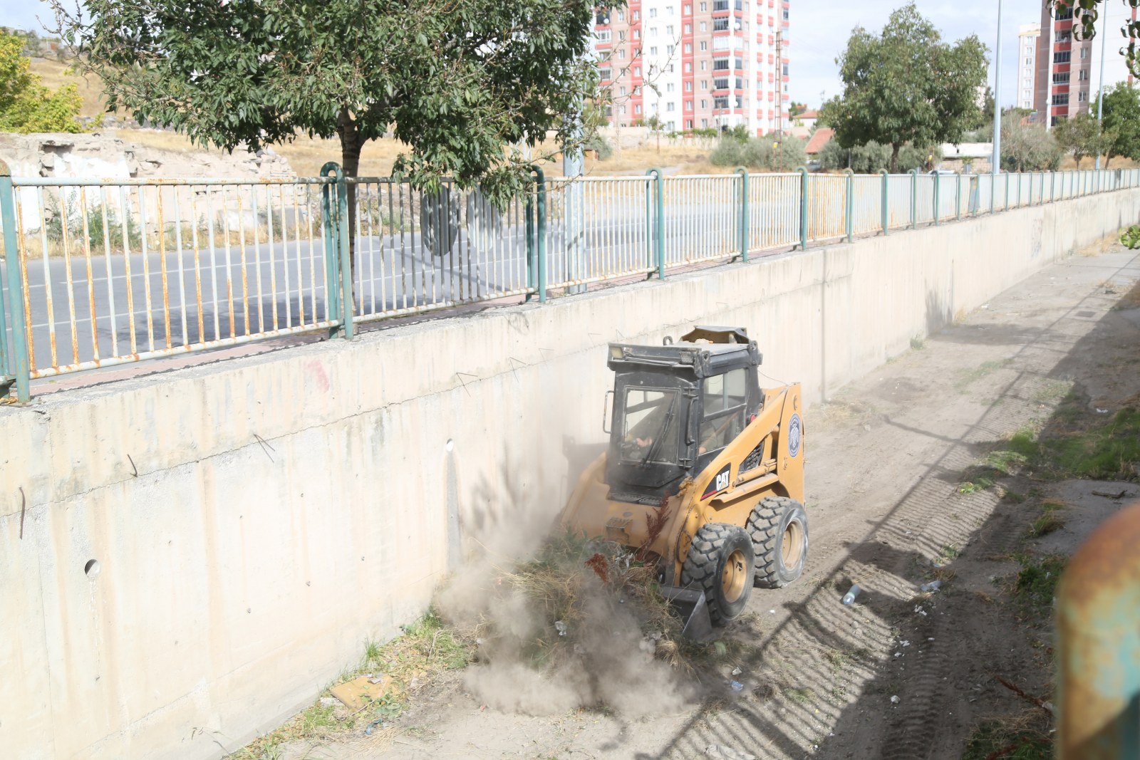 MELİKGAZİ BELEDİYESİ, SONBAHAR YAĞIŞLARI ÖNCESİ TAŞKIN SUYU KANALLARINI TEMİZLİYOR