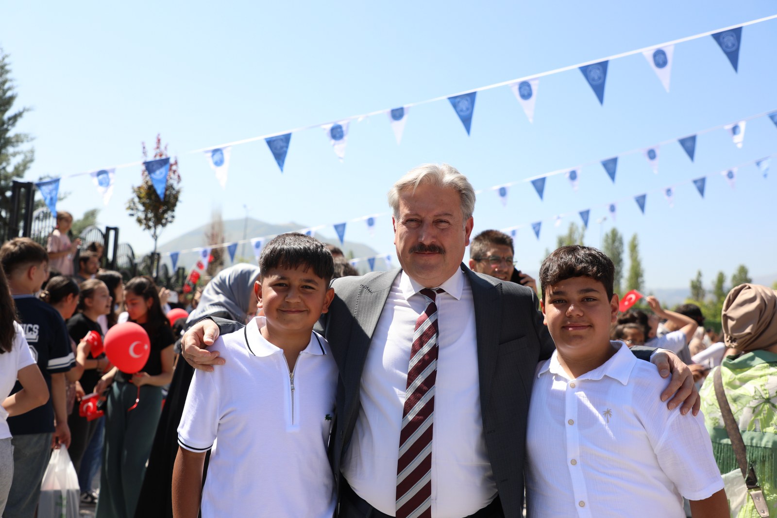 BAŞKAN PALANCIOĞLU, KARNE ALAN ÖĞRENCİLERİN HEYECANINA ORTAK OLDU