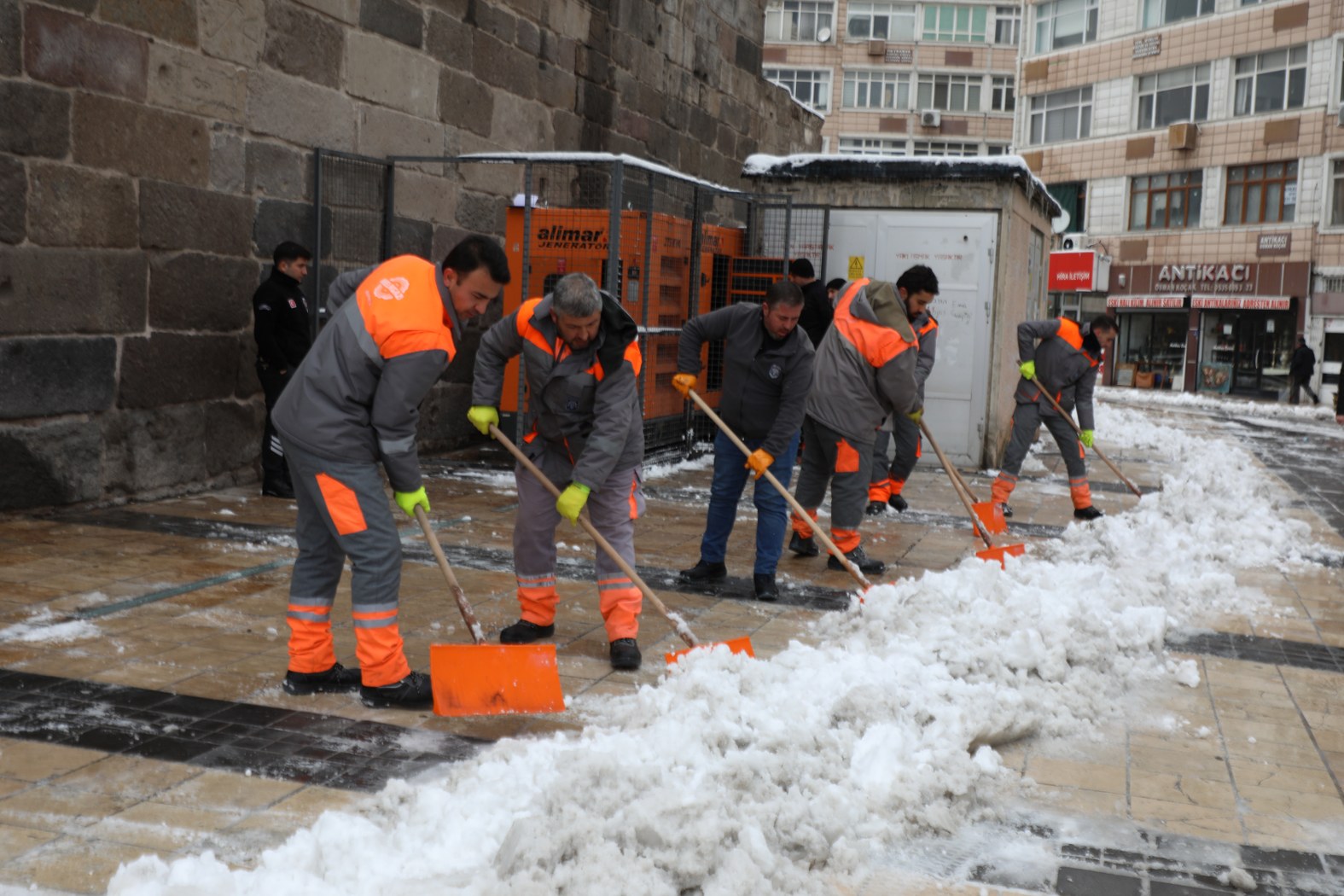 MELİKGAZİ’DE KARLA MÜCADELE ÇALIŞMALARI KESİNTİSİZ DEVAM EDİYOR