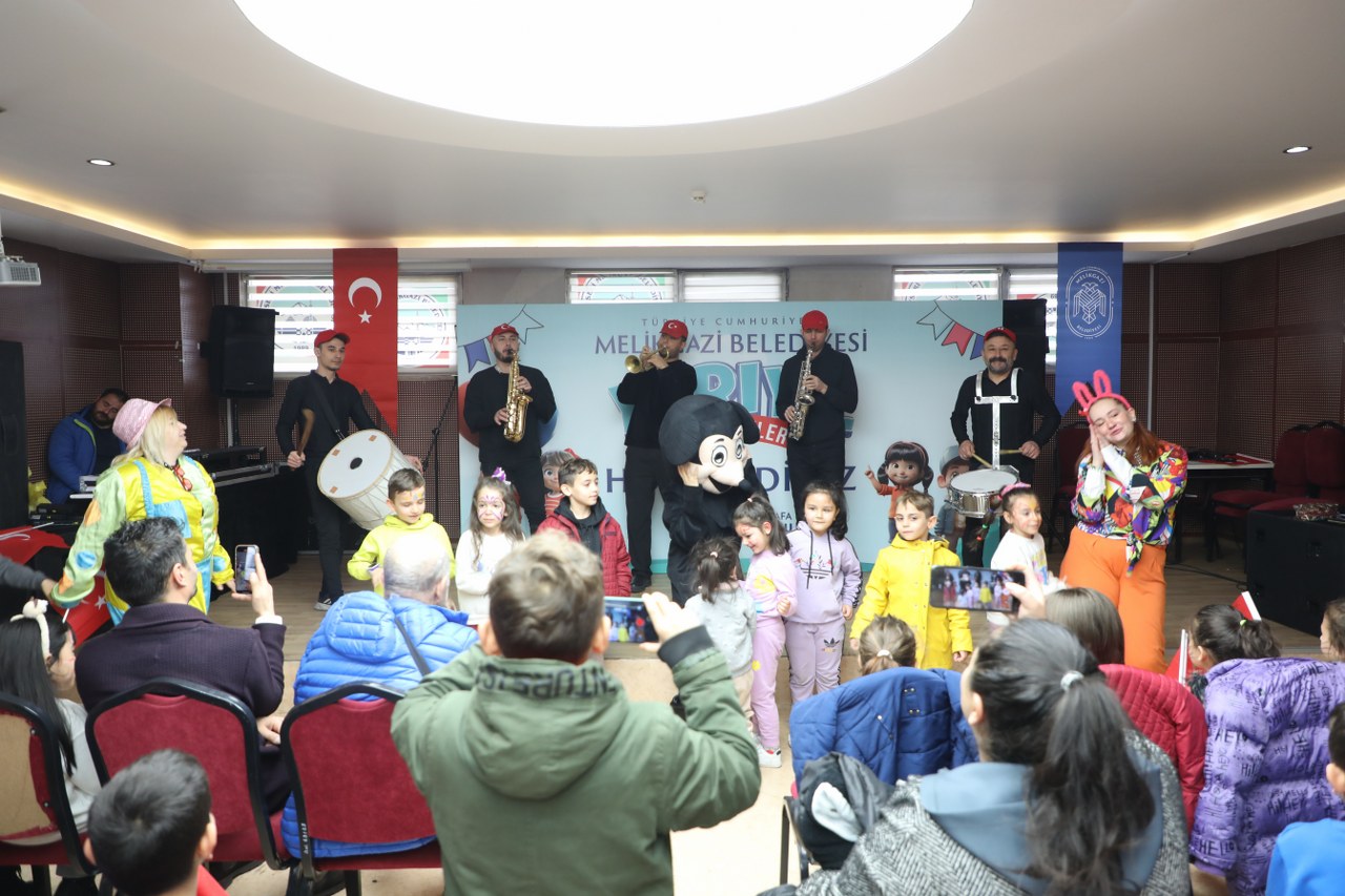 MELİKGAZİ BELEDİYESİ YARIYIL ETKİNLİKLERİ İLE ÇOCUKLAR DOYASIYA EĞLENDİ