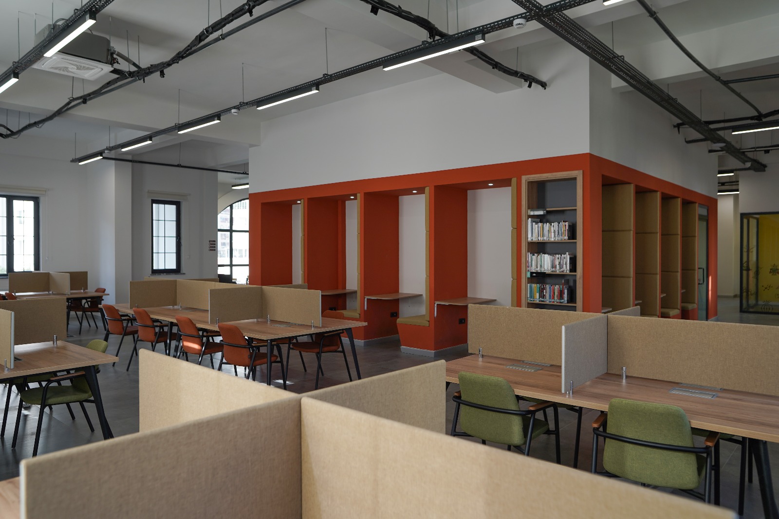 MELİKGAZİ’DE GENÇLERİN YENİ BULUŞMA NOKTASI “AKIL KÜPÜ KÜTÜPHANELERİ”NE BİR YENİSİ DAHA EKLENİYOR