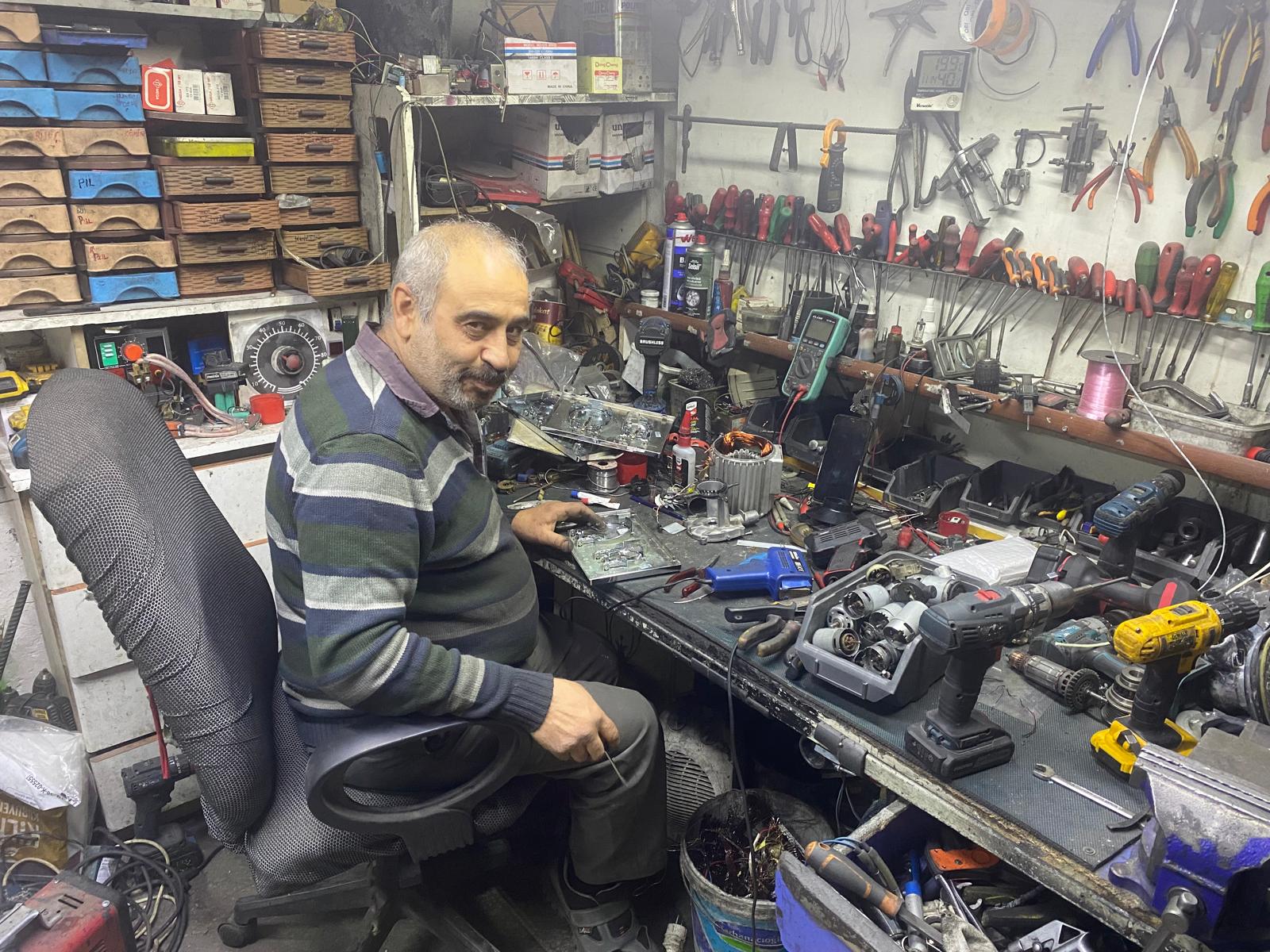 BOBİNAJCI HALİL USTA 25 YILLIK İŞİNİ SEVEREK YAPIYOR