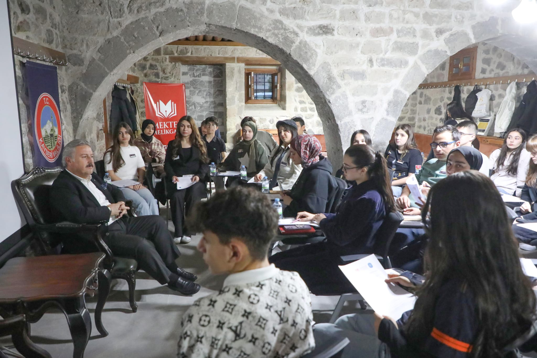 BAŞKAN PALANCIOĞLU, MEKTEP MELİKGAZİ ÖĞRENCİLERİ İLE BİR ARAYA GELDİ