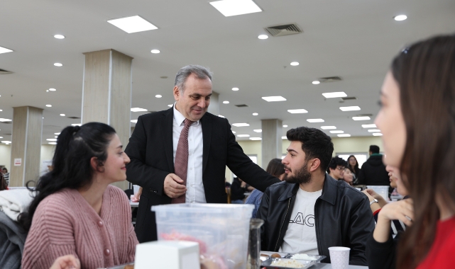 REKTÖR ÖĞRENCİLERLE YEMEKTE