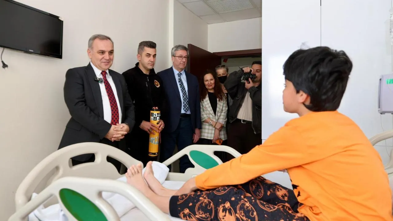REKTÖRDEN TEDAVİ GÖREN ÇOCUKLARA 23 NİSAN ZİYARETİ