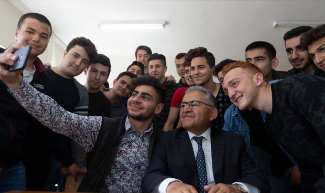 BAŞKANDAN ÜNİVERSİTE ADAYLARINA DAVET