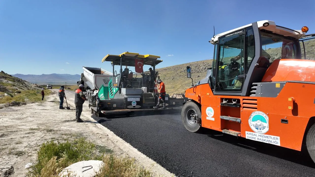 17,5 MİLYON TL’LİK SICAK ASFALT YATIRIMI