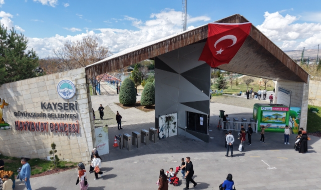 HAYVANAT BAHÇESİ DOLDU TAŞTI