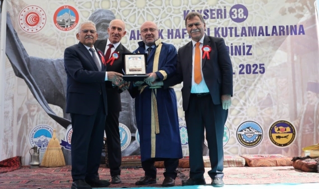 2025 YILI AHİLİK ÖZEL ÖDÜLÜKAYÜ REKTÖRÜ  KARAMUSTAFAYA VERİLDİ