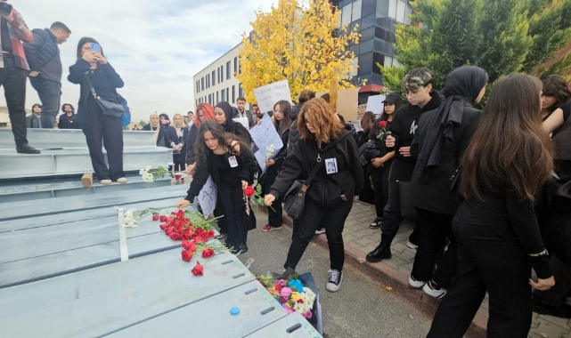 ERCİYES ÜNİVERSİTENSİNDE ÖĞRENCİLER KARANFİL BIRAKTI