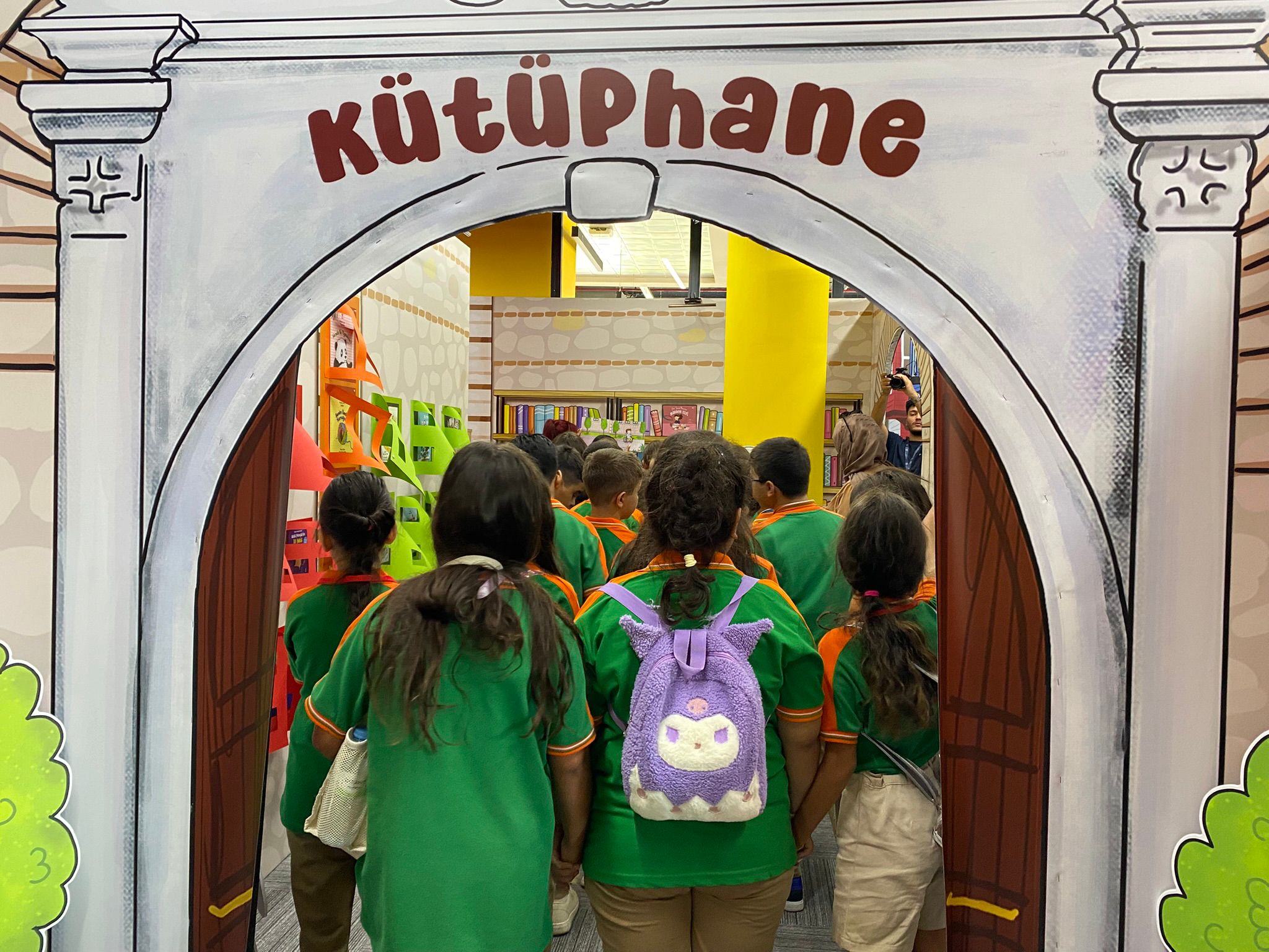 OKUR YOLU ŞENLİĞİ ÇOCUKLARI KİTAPLARIN İÇİNE TAŞIYOR