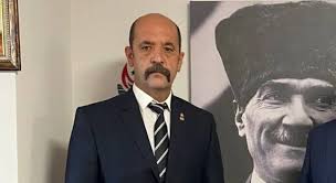 İSMAİL SALEP: “UZM. DR. EKREM KARAKAYA’NIN AZİZ HATIRASI ÖNÜNDE SAYGIYLA EĞİLİYORUM”