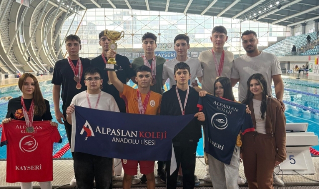 GENÇLER YÜZMEDE İL BİRİNCİLİĞİ TAMAM