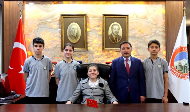 VALİ KOLTUĞUNA ZEYNEP ERDOĞAN OTURDU